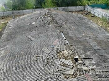 Демонтаж покрівлі даху (шифер, утеплювач, дерев'яні елементи)