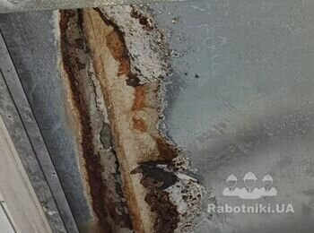 Заменить прогнивший козырёк на балконом блоке с выносом.