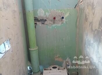 Видалення фарби з стін в санвузлі