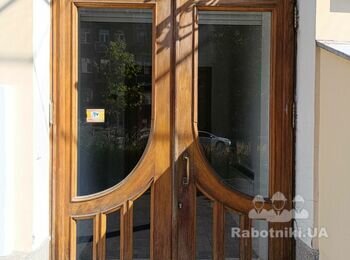 Відновлення, лакування дубових вхідних дверей та фасаду