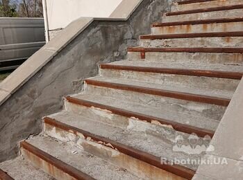 Облицювати сходи офісної будівлі бетонною плиткою
