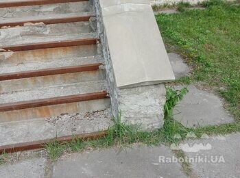 Облицювати сходи офісної будівлі бетонною плиткою