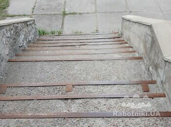 Облицювати сходи офісної будівлі бетонною плиткою