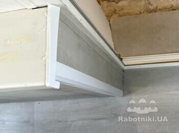 Доклеїти обої , зробити уголки на откосах і ванному вікні