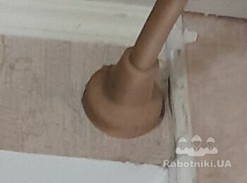 Установка карнизу на стіну