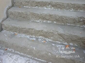 Облицювання плиткою двох невеликих сходових маршів службового входу