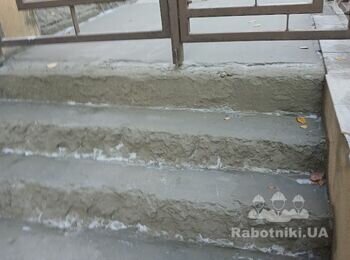 Облицювання плиткою двох невеликих сходових маршів службового входу
