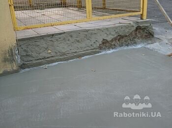 Облицювання плиткою двох невеликих сходових маршів службового входу