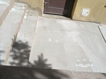 Облицювання плиткою двох невеликих сходових маршів службового входу