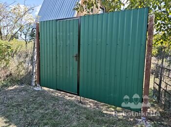 Фундамент под установленные распашные ворота.