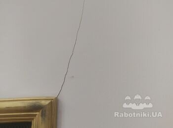 Заделка трещин на фасаде камина, покраска