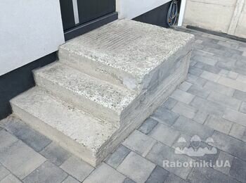 Оздоблення плиткю ганку на вулиці