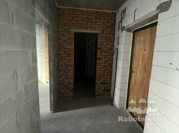 Підкоректувати дверний пройом у стіні з цегли