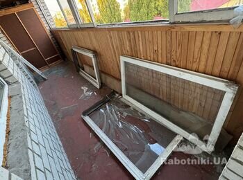 Нужно застеклить балкон В старом доме простым стеклом.