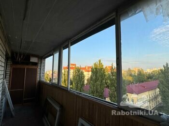 Нужно застеклить балкон В старом доме простым стеклом.