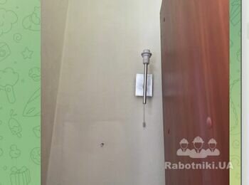 Треба відкрутити світильник та перевірити електрику