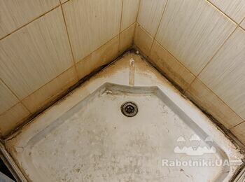 Закрепить поддон душевой кабины уголками и засиликонить
