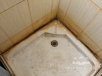Закрепить поддон душевой кабины уголками и засиликонить