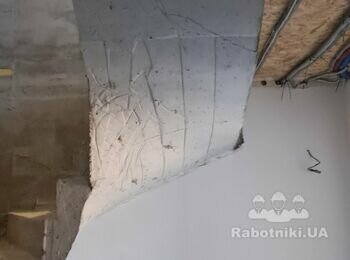 Штукатурка и малярные работы по бетонной радиусной лестнице