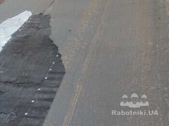 Укладання рубероїду або профнастилу