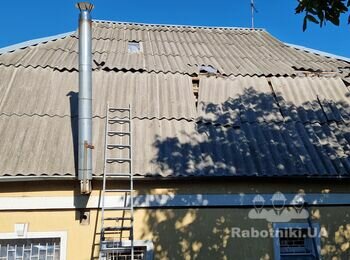 Заміна шиферу на одній стороні дому.