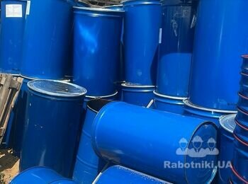 Потрібен робітник закрити 200 металевих бочок