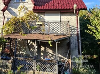 Установити дах над великим дачним балконом
