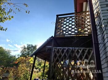 Установити дах над великим дачним балконом