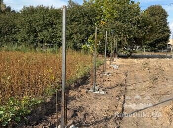 Монтаж паркану з сітки, профнастилу та блоків (велика площа)