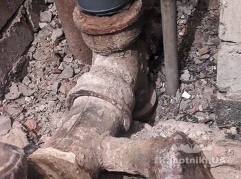 Заміна чугуної хрестовими каналізаційного стояка
