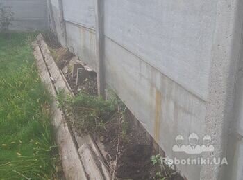 Складний ремонт паркану з бетонних плит.