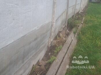 Складний ремонт паркану з бетонних плит.