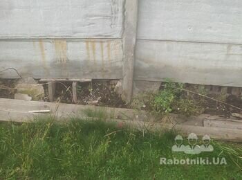 Складний ремонт паркану з бетонних плит.