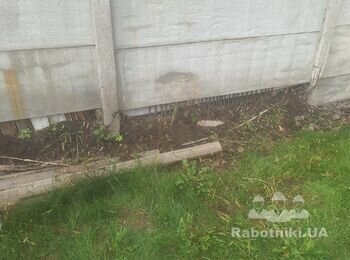 Складний ремонт паркану з бетонних плит.