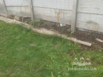 Складний ремонт паркану з бетонних плит.