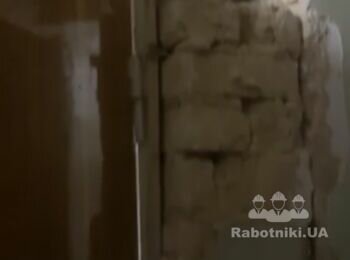 Ручна штукатурка дверних укосів після пошкодження