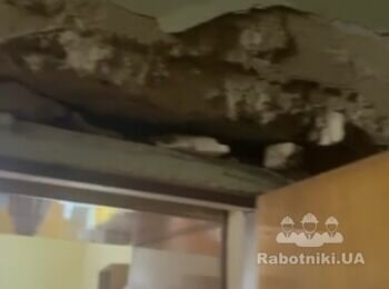 Ручна штукатурка дверних укосів після пошкодження