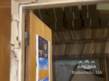 Ручна штукатурка дверних укосів після пошкодження