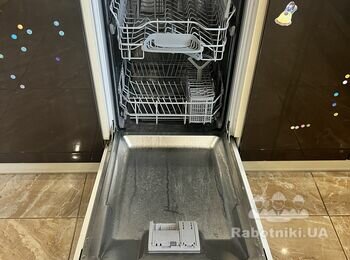 Достать встроенную посудомойку из кухни