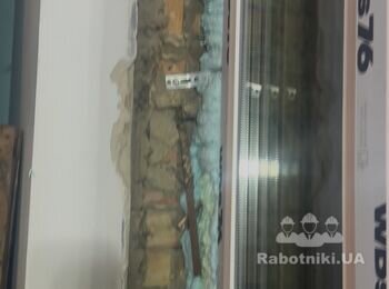 Потрібно зробити укос виходу на балкон.