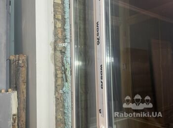 Потрібно зробити укос виходу на балкон.