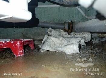 Потрібно відремонтувати з'єднання у каналізаційній трубі