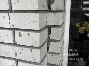 Штукатурка цегляної стіни на лоджії