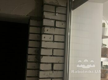 Штукатурка цегляної стіни на лоджії