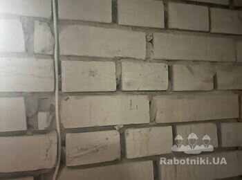 Штукатурка цегляної стіни на лоджії