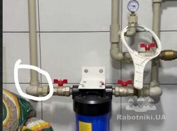 Врізати в систему подачі води будинку гідроакамулятор