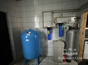 Врізати в систему подачі води будинку гідроакамулятор