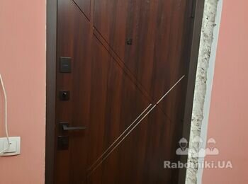 Штукатурка та фарбування відкосів вхідних дверей
