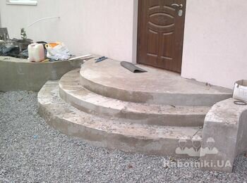 Облицевать плитка на крыльцо и поштукатурить цоколь