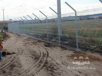 Устройство забора из секционного сварного ограждения